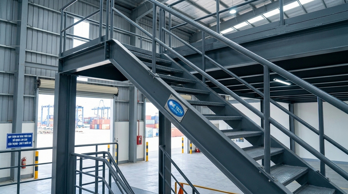Cầu thang và lan can kệ sàn mezzanine an toàn Cầu thang và lan can kệ sàn mezzanine an toàn cho kho Hải Phòng