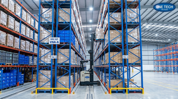 Xe nâng chuyên dụng cho kệ lối đi hẹp Mẫu xe nâng chuyên dụng dùng cho kệ VNA và kệ Narrow Aisle